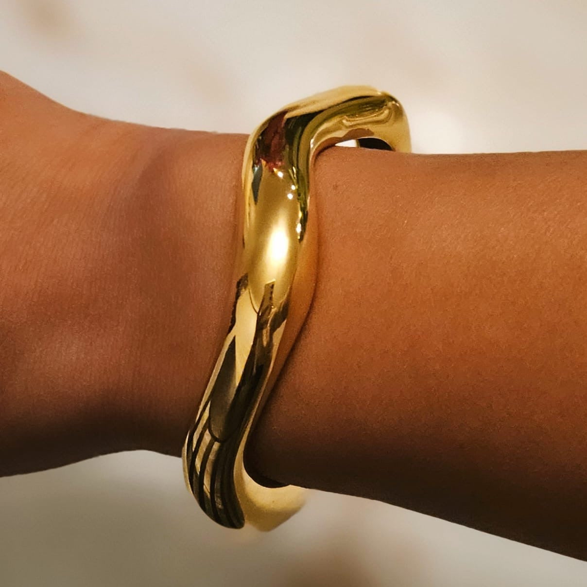 Load image into Gallery viewer, The Thick Wave Bangle
