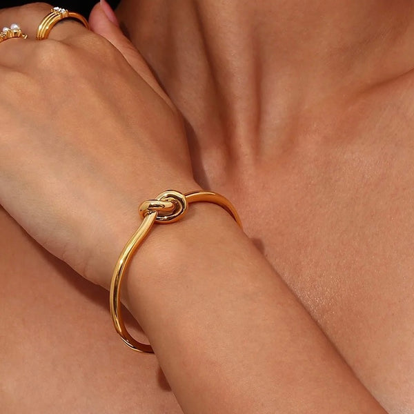 The Knot Bangle – Chellsy Vilaire